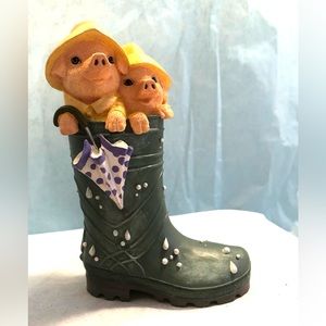 2518 vtg Resin Rainboot Pigs with Rain gear 1999 Jean Everett “Splish Splash”
